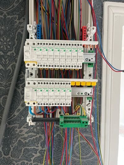 Mise aux normes électriques Saint-Malo - arrivées colorées tableau