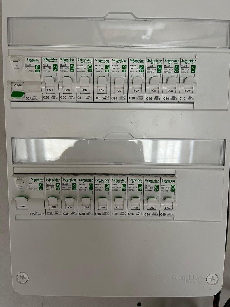 Électricien Saint-Malo - tableau électrique Schneider Resi9 NF C 15-100 installé